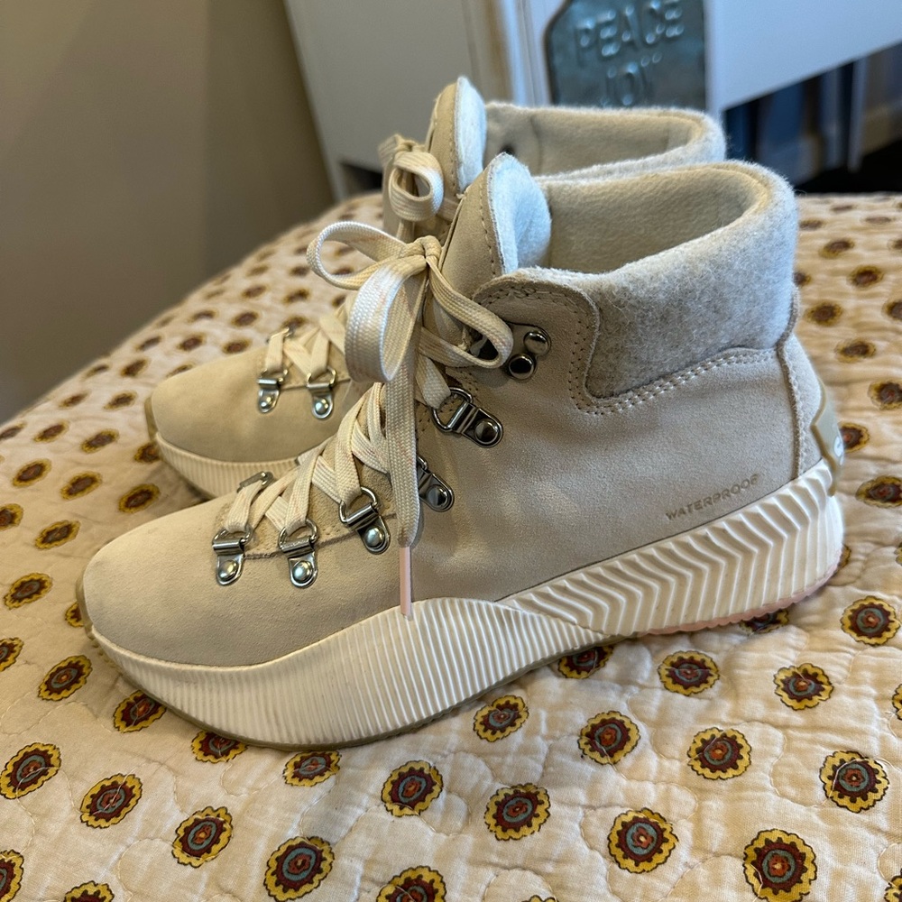 Merrell Cream Winter & Rain Boots - Picture 3 of 9